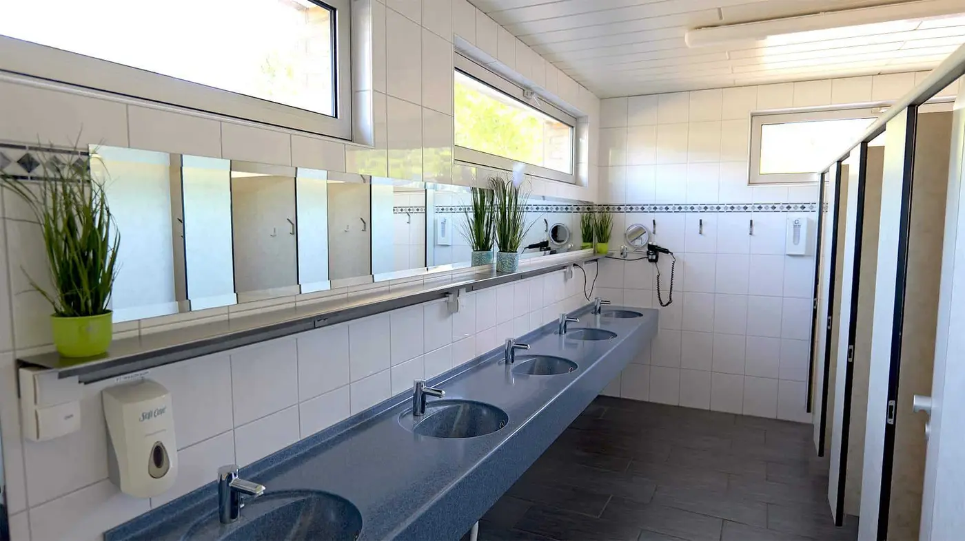 Sanitairgebouw Boven – interieur