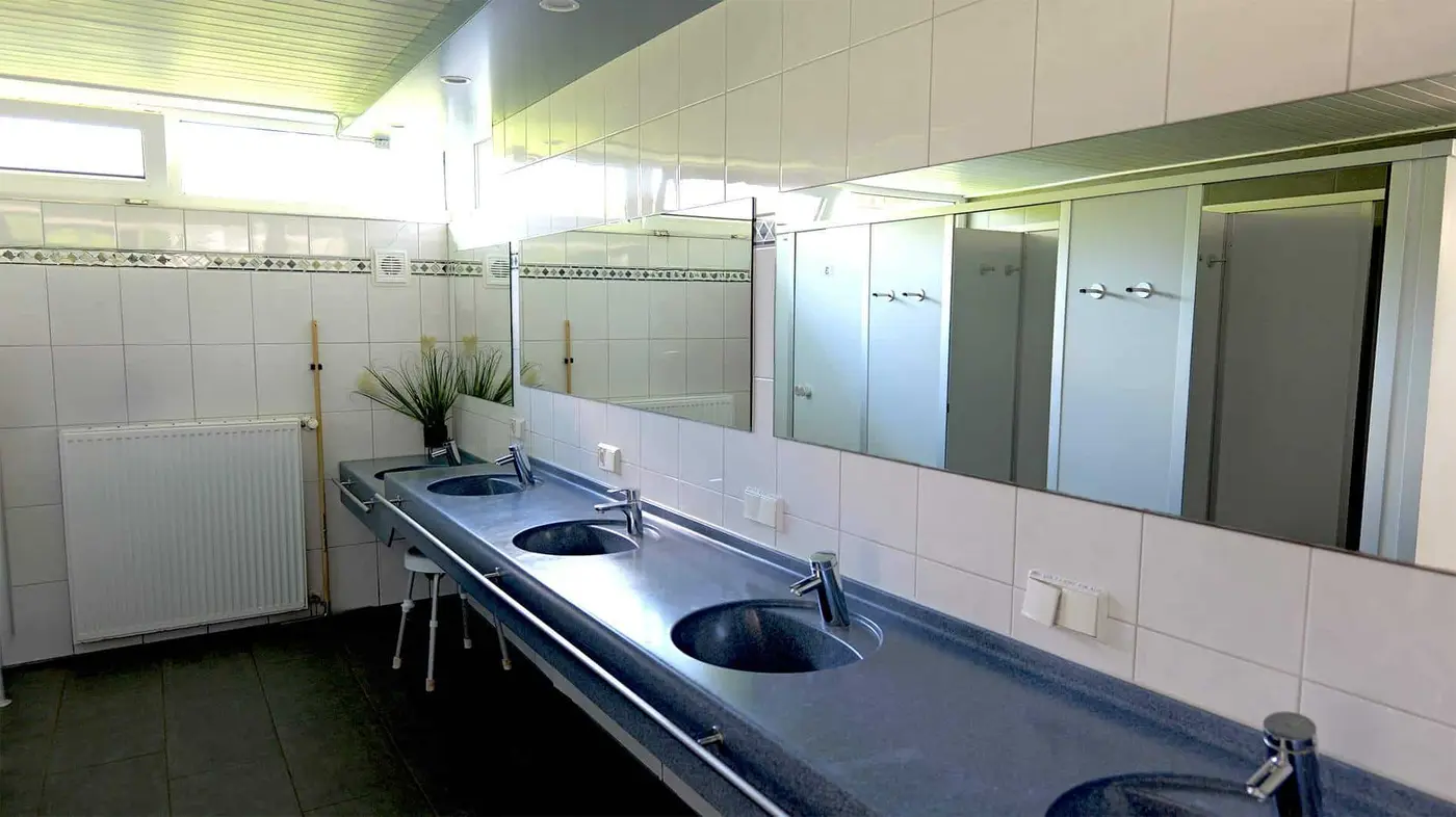Sanitairgebouw Beneden – interieur