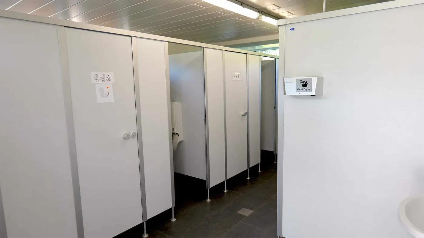 Sanitairgebouw Beneden – interieur