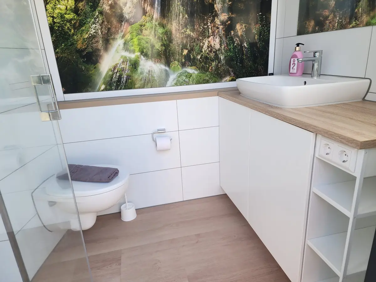 Privatsanitär mit WC und Waschbecken