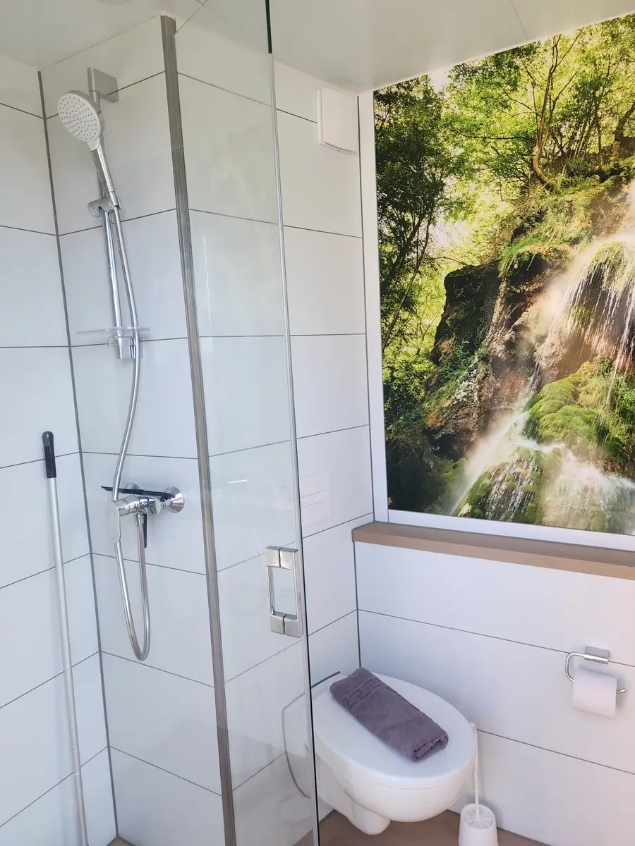 Dusche und WC im Privatsanitär
