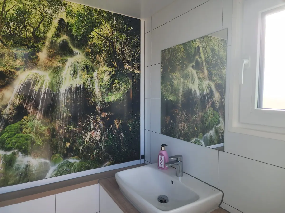 Waschbecken mit Fenster im Privatsanitär