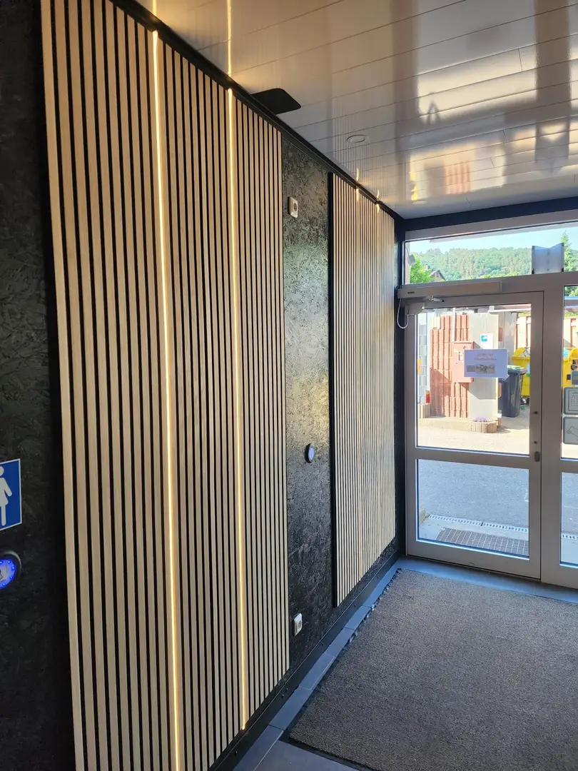 Entrée du bâtiment sanitaire supérieur entièrement modernisée