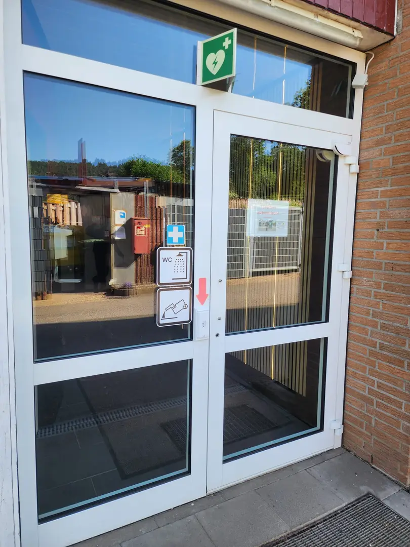 Entrée du bâtiment sanitaire supérieur
